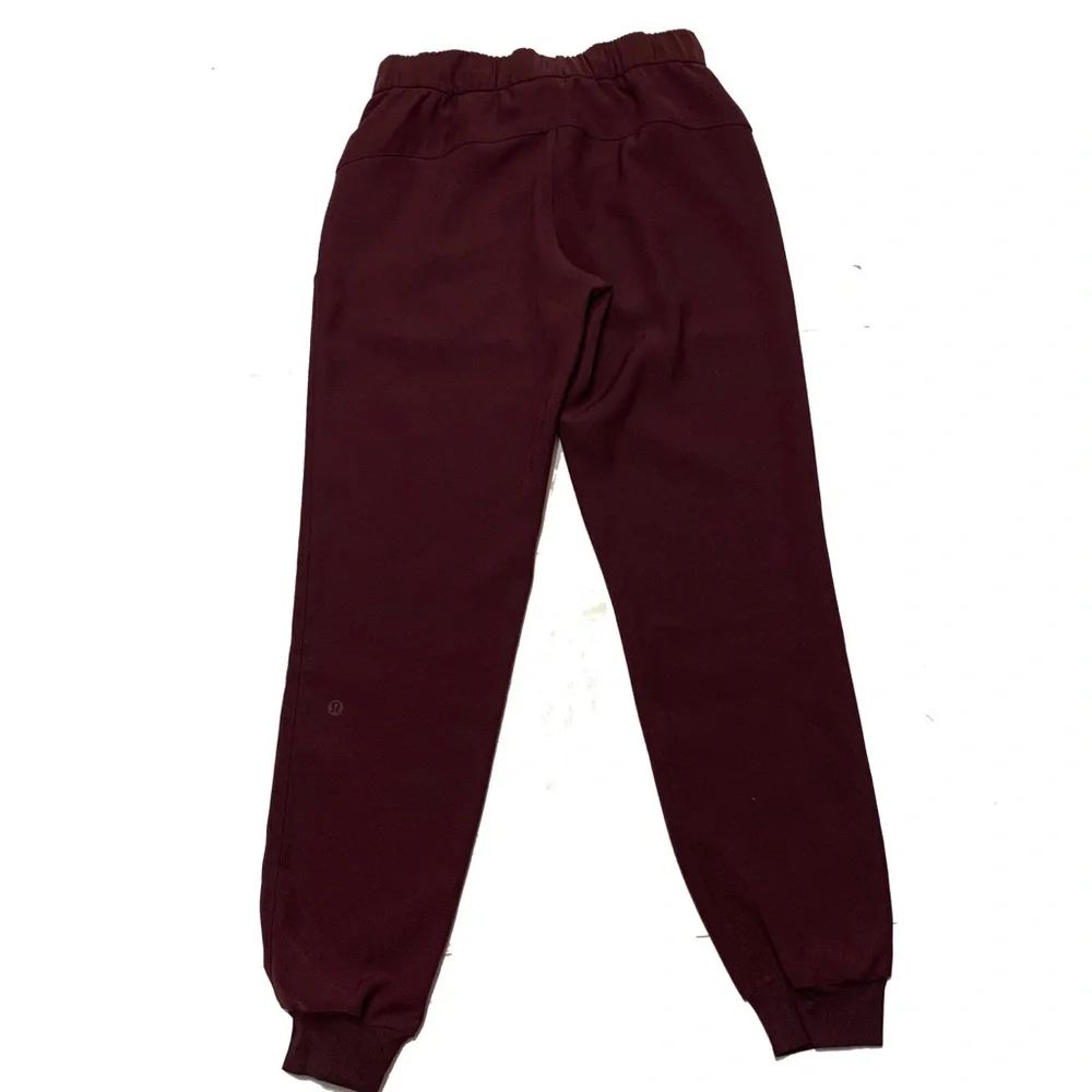 4 / Lululemon On The Fly Jogger